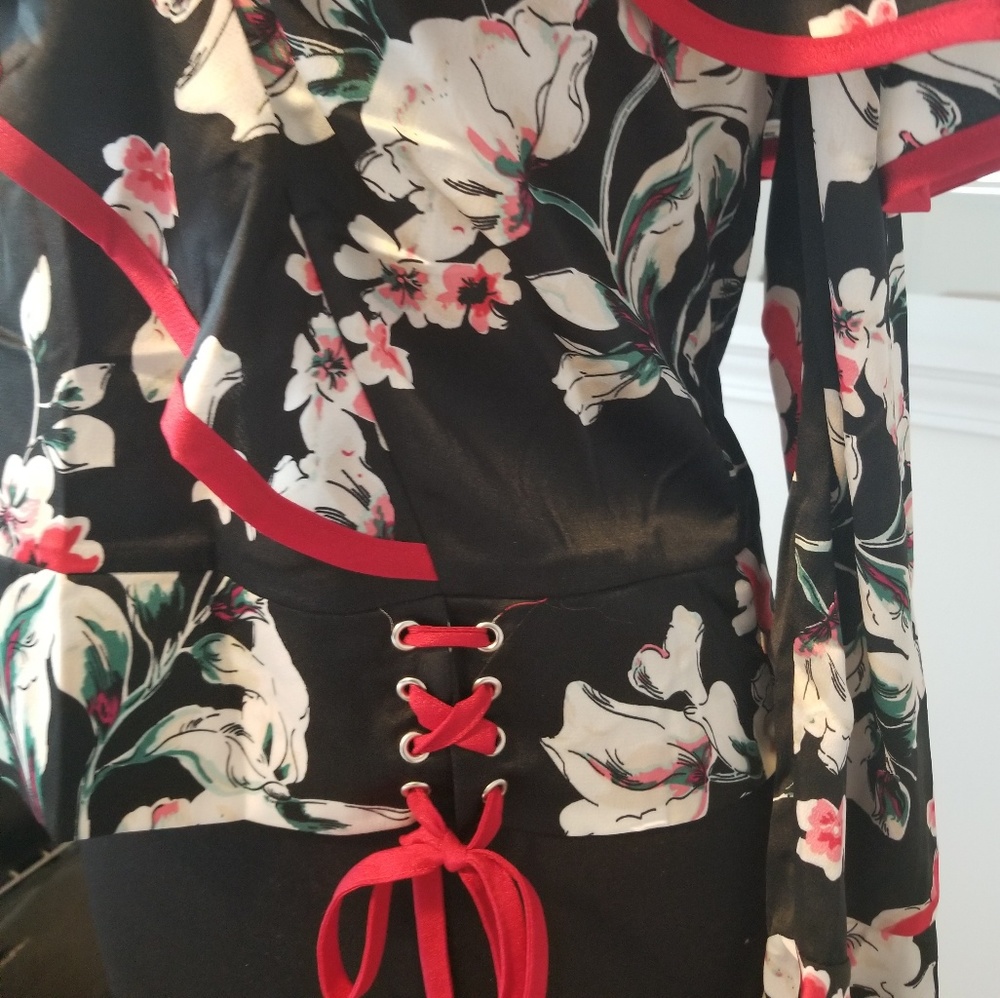 New Gorgeous Red Floral Ruffle Blouse - Picture 4 of 5